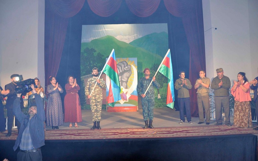 Агдамский театр представил первый спектакль военнослужащим