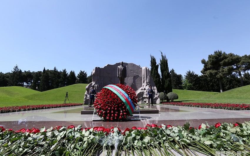 Azerbaijani people pay tribute to nationwide leader Heydar Aliyev - PHOTO REPORT