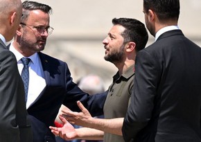 Volodimir Zelenski: “Avropa Ukraynaya köməkdə tərəddüd edir, Rusiya isə səngər qazır”