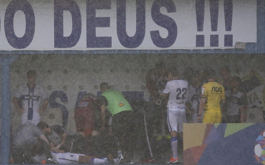 Бразильский футболист потерял сознание после удара молнии во время матча