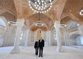 Президент и первая леди ознакомились с восстановительными работами в мечети Ашагы Говхар ага