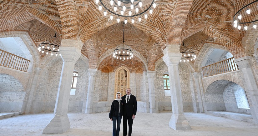 Президент и первая леди ознакомились с восстановительными работами в мечети Ашагы Говхар ага