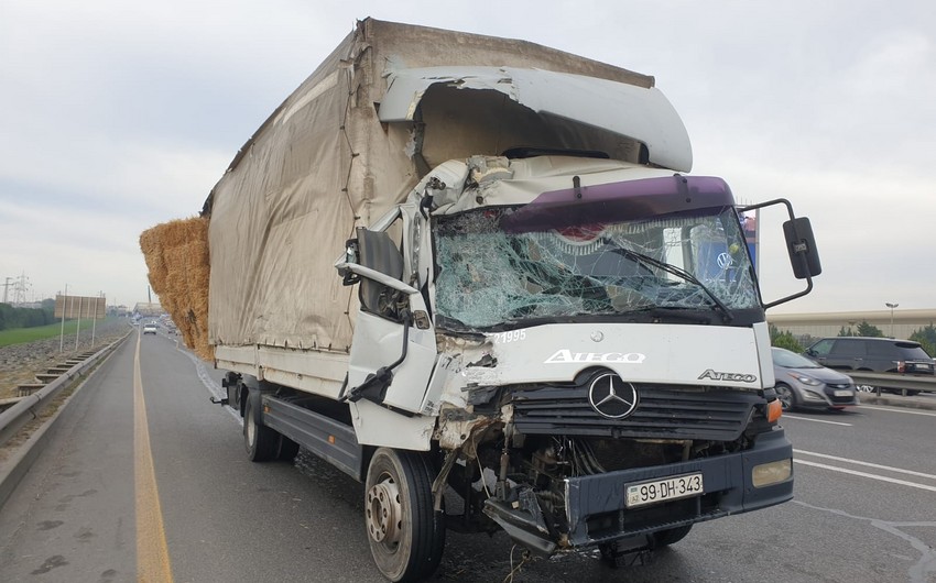 Bakıda yük maşını avtobusa çırpılıb, 5 nəfər ölüb, 21 nəfər yaralanıb