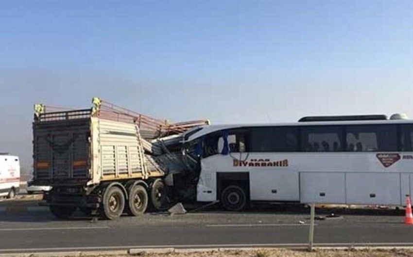 Türkiyədə TIR-la sərnişin avtobusu toqquşub, 2 nəfər ölüb, 21 nəfər yaralanıb