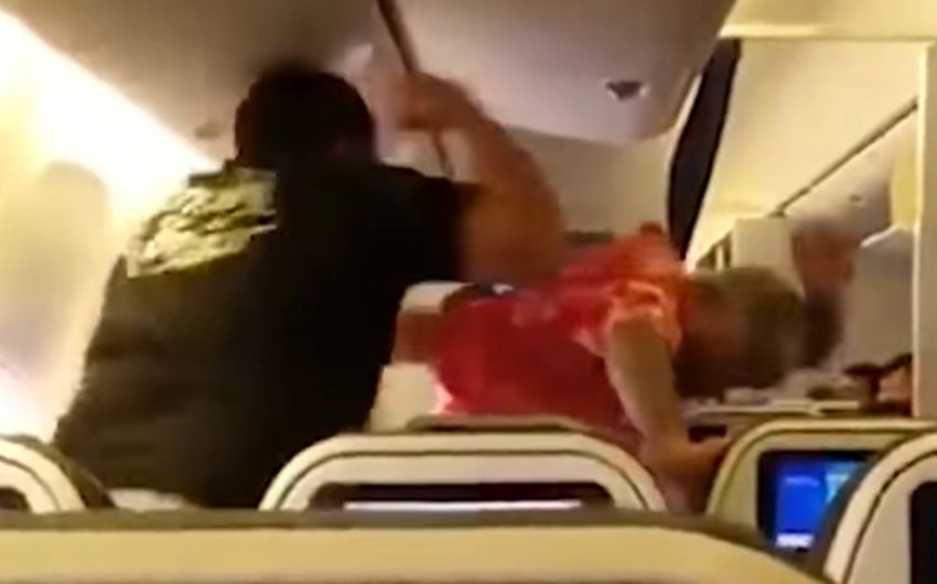 В Японии пьяный дебошир устроил драку на борту самолета - ВИДЕО