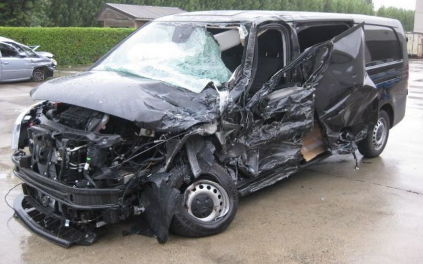 В Агстафе автомобиль сбил двух пешеходов и врезался в грузовик