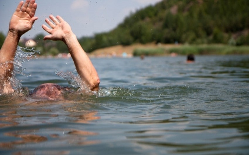 Тонущий в Мингячевирском водохранилище молодой человек спасен