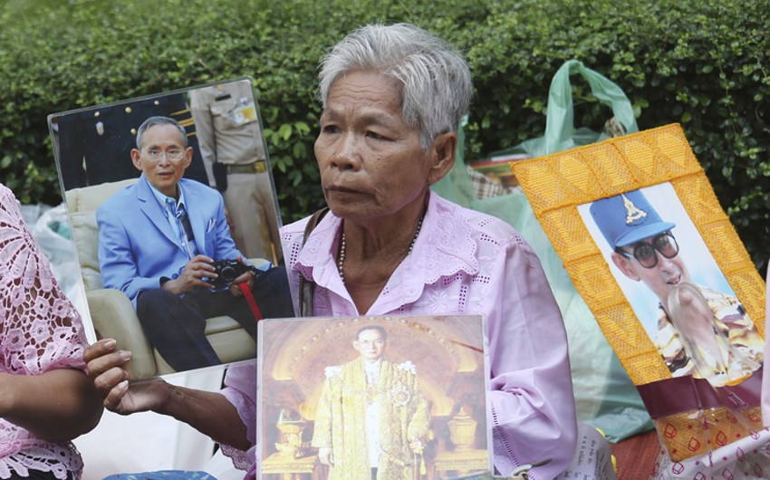 В Таиланде тысячи людей молятся у стен больницы, где проходит лечение король