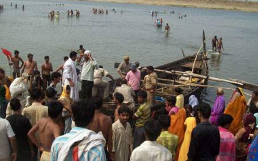 В Индии перевернулась лодка с 300 пассажирами, 50 человек пропали