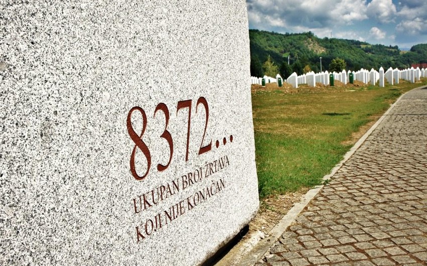 Srebrenitsada keçirilən matəm mərasiminə qatılan Serbiyanın baş nazirinə daş və butulka atıblar - VİDEO