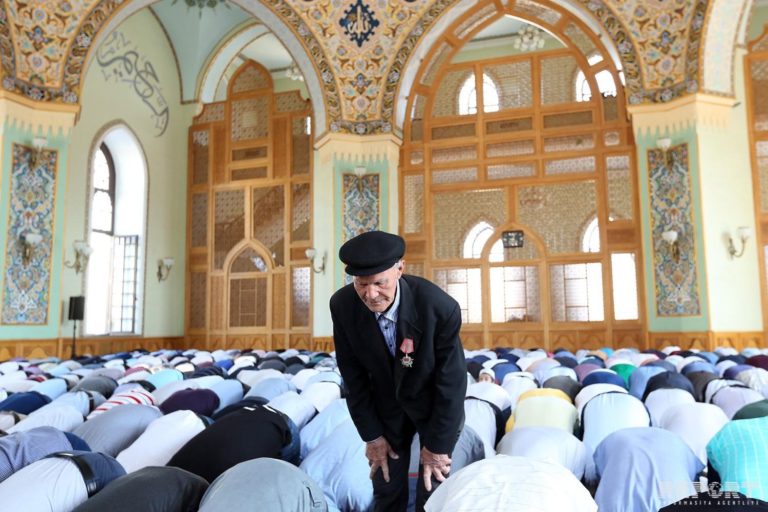Тамбов намаз сегодня. Имам Джума мечети в Махачкале. Джума намаз в мечети. Мечеть сердце Чечни намаз. Джума мечеть Махачкала байрам намаз.