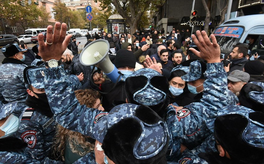 Протестующие пытаются войти в здание кабмина Армении 