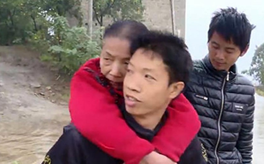 Мужчина 15 лет носил на спине парализованную мать в Китае