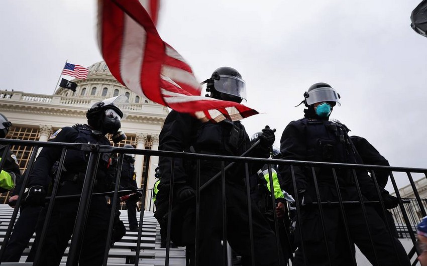 ABŞ polisi Kapitolidə etirazçıları sıxışdırıb,  onlarla etirazçı saxlanılıb