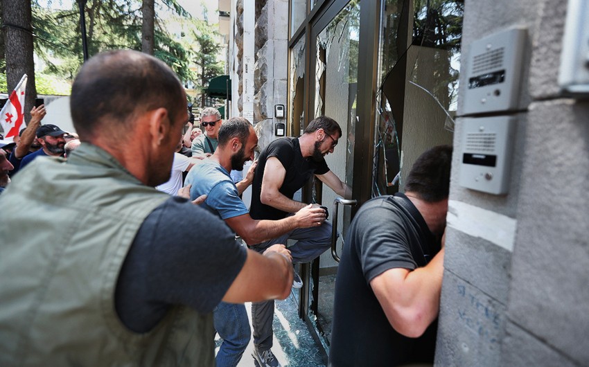 На митинге за отставку премьера Грузии начались стычки с полицией