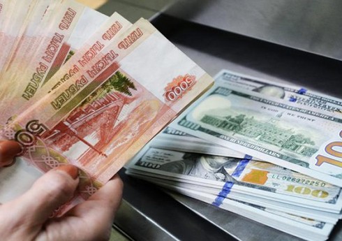 В России курс доллара за неделю вырос на 22 рубля