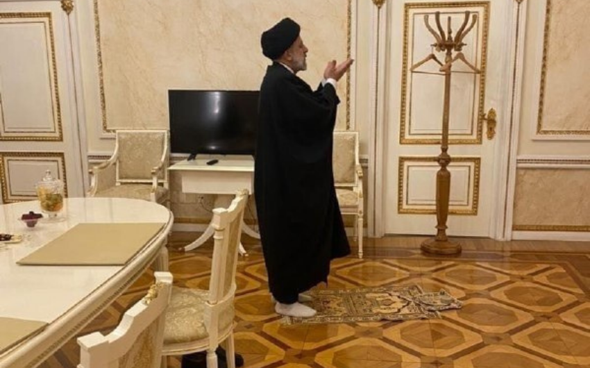 Iranian president performs prayers in the Kremlin