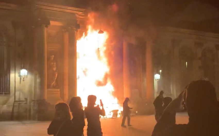 В ходе протестов во французском Бордо неизвестные подожгли здание мэрии
