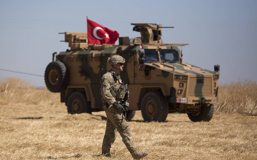 Bloomberg: Турция стягивает войска и технику к границе с Сирией