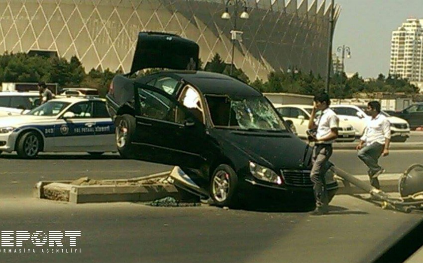 В Баку автомобиль врезался в осветительную опору - ФОТО
