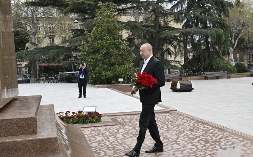 Prezident İlham Əliyev Gəncədə Ulu Öndərin abidəsini ziyarət edib