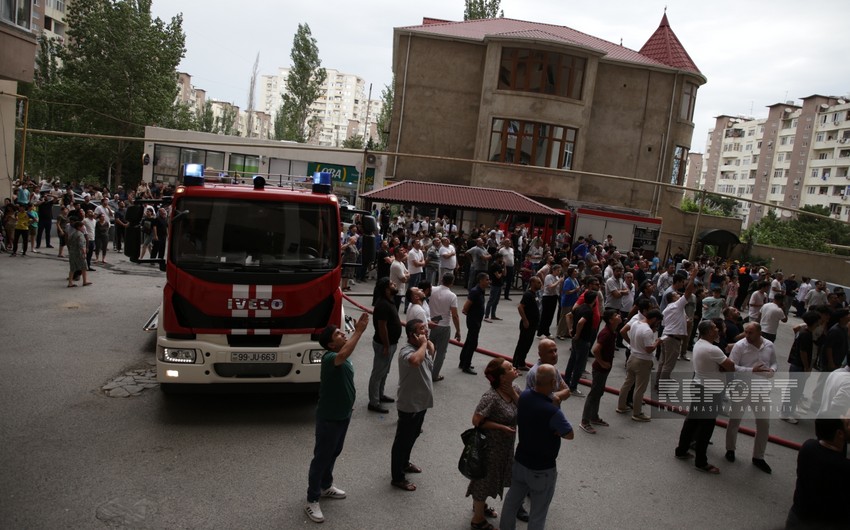 В Баку произошел пожар в многоэтажном жилом доме