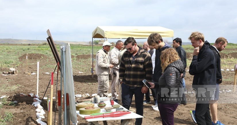 Представитель ANAMA рассказал путешественникам о работе по разминированию в Карабахе