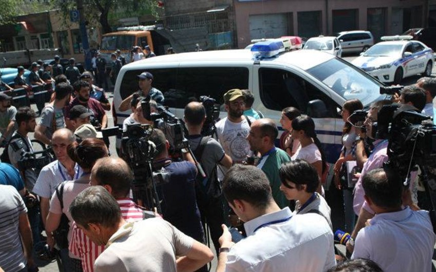 Захватившие в Ереване в заложники врачей выдвинули свои условия