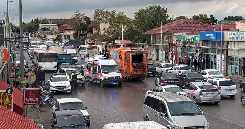 Zabratda avtomobil piyadanı vurub, yolda sıxlıq yaranıb