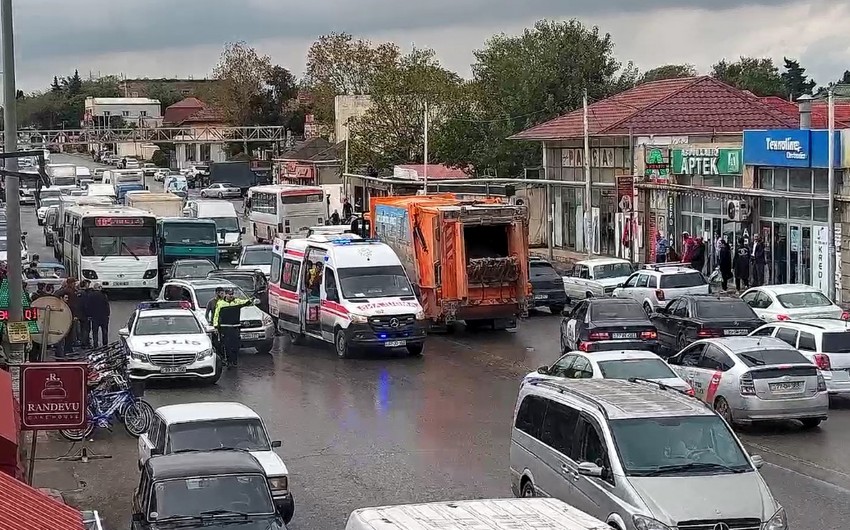 Zabratda avtomobil piyadanı vurub, yolda sıxlıq yaranıb