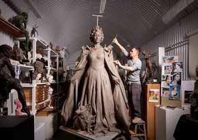 В Британии откроют статую Елизаветы II в окружении ее корги