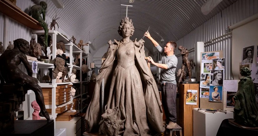 В Британии откроют статую Елизаветы II в окружении ее корги