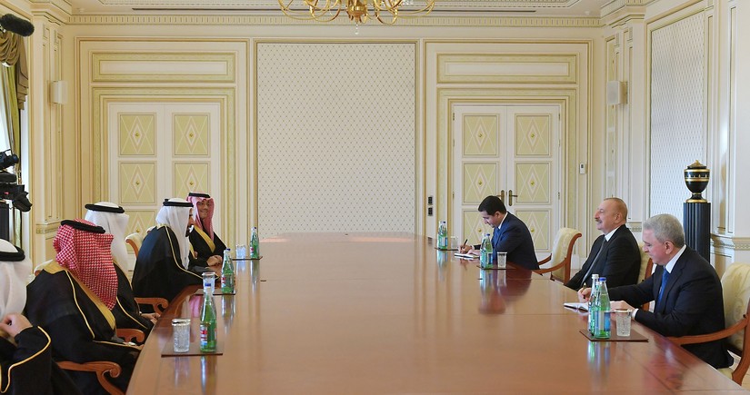 Президент Ильхам Алиев принял министра по делам хаджа и умры Саудовской Аравии