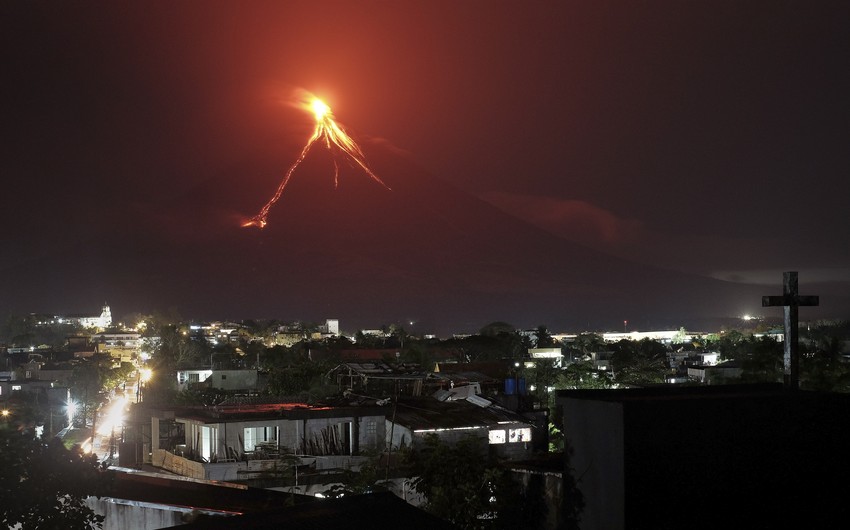 Filippindəki Mayon vulkanı lava püskürməyə başlayıb - VİDEO