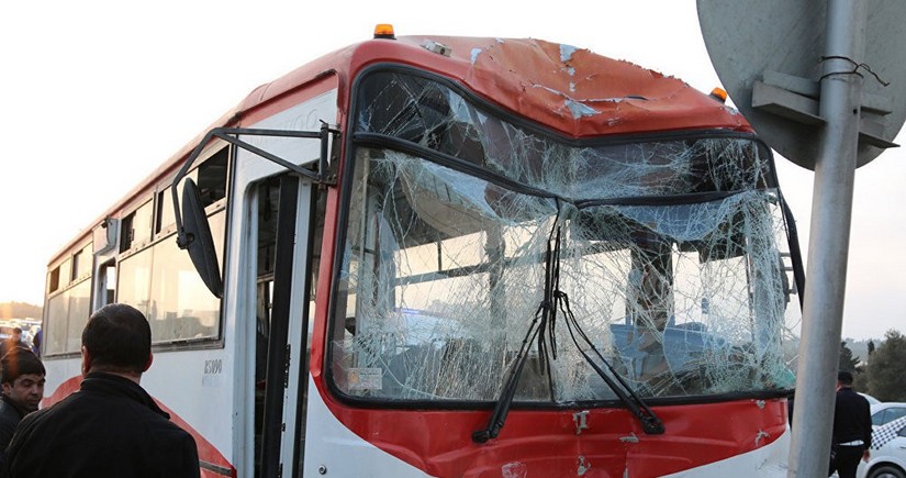 Bakıda sərnişin avtobusu yol qəzasına uğrayıb