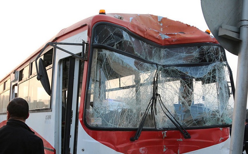 В Баку пассажирский автобус попал в аварию, есть пострадавшие