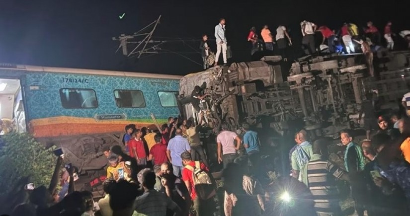 Hindistanda qatarların toqquşması nəticəsində ölənlərin sayı 200 nəfəri ötüb – YENİLƏNİB - 3