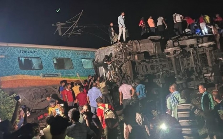 Число погибших при столкновении поездов в Индии возросло до 288