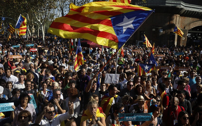 Сотни тысяч людей вышли на улицы Барселоны, протестуя против независимости Каталонии