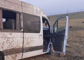 Gürcüstanda turistləri daşıyan mikroavtobus qəzaya uğrayıb