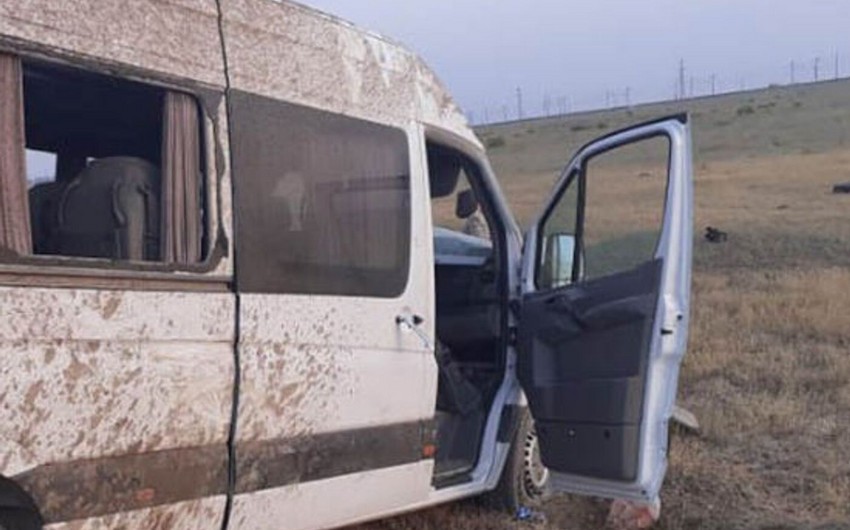 Gürcüstanda turistləri daşıyan mikroavtobus qəzaya uğrayıb