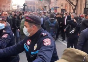 Relatives of missing servicemen block street next to Armenian Cabinet of Ministers