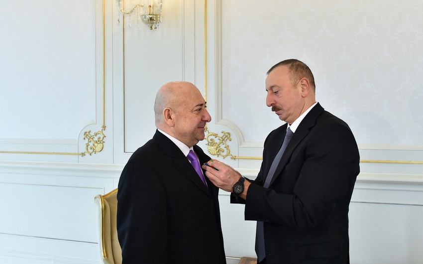 President Ilham Aliyev presents “Dostlug” Order to Director of Moscow Academic Theatre of Satire