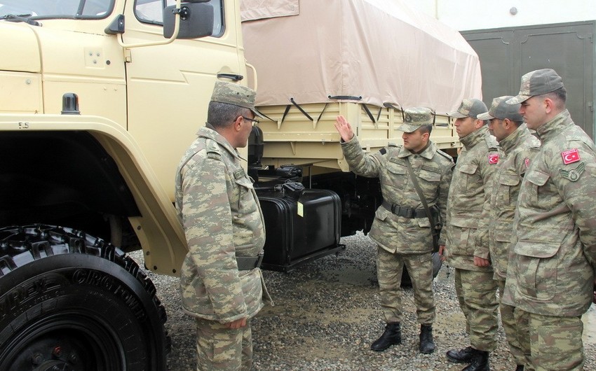 В преддверии азербайджано-турецких тактических учений проведен смотр военной техники - ВИДЕО