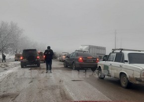 Снегопад парализовал движение на дороге Баку-Шамахы-Евлах
