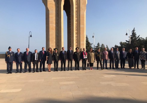 Сотрудники посольства Турции посетили Аллею шехидов и Мемориал турецким воинам 