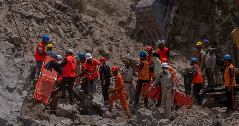 В Индии при обрушении тоннеля погибли 10 человек