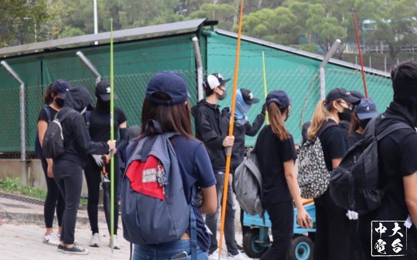 В Гонконге протестующие обстреляли полицейских из луков и забросали их горшками с цветами