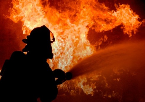В Шеки возник пожар в одним из корпусов средней школы