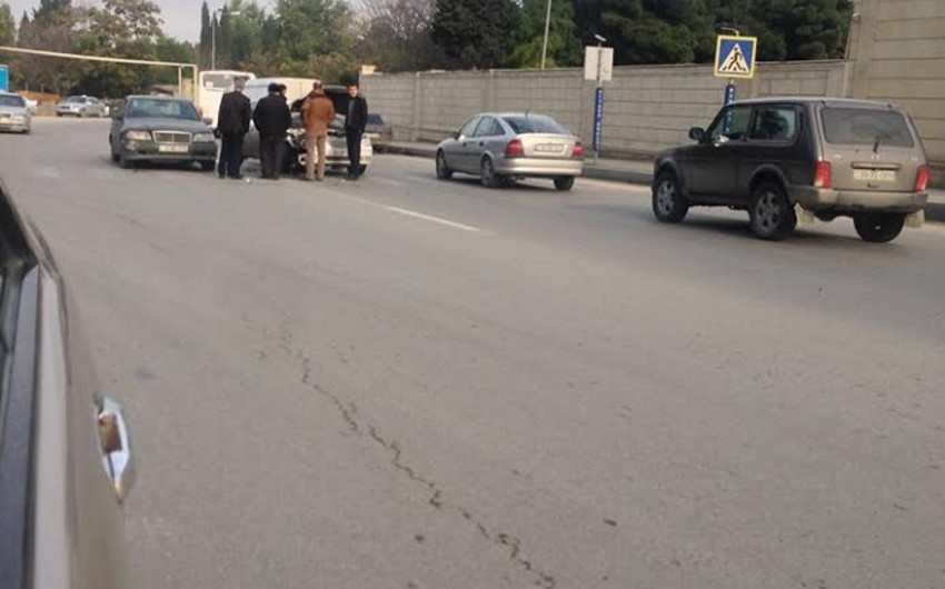 В Баку произошло ДТП, автомобиль получил повреждения